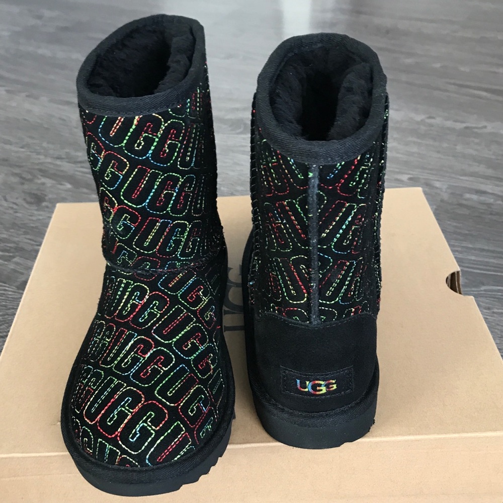 UGG KIDS CLASSIC ll GRAPHIC STITCH SHORT BOOT